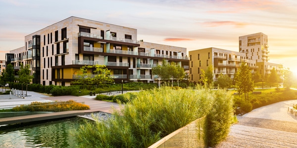 Batiments d'habitation neufs au bord d'un fleuve