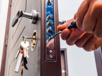 Porte qui grince: Nos conseils pour vous débarrasser de ce problème