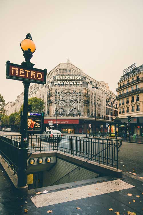 Photo proche d'une sortie de metro aux abords des galeries Lafayette