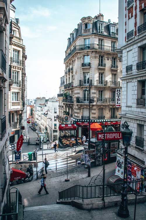 Vue des escalier d'une rue de montmartre à Paris