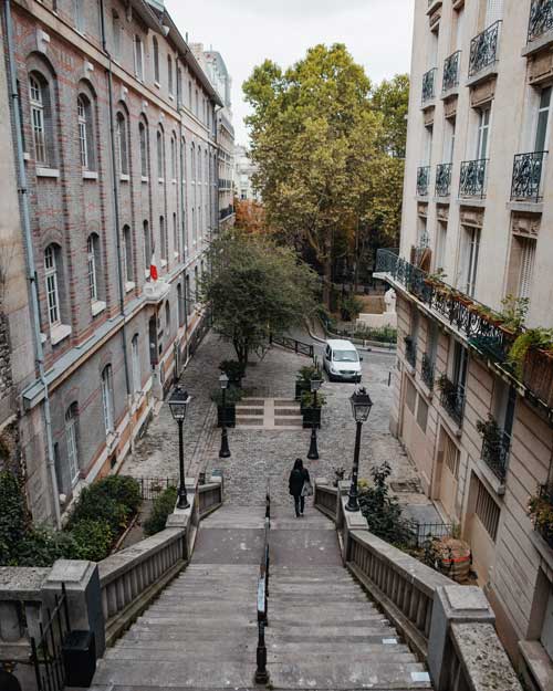 Vue d'un escalier dans une rue parisienne