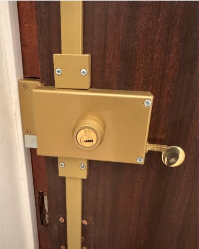 Porte claquée à la radio à Colombes