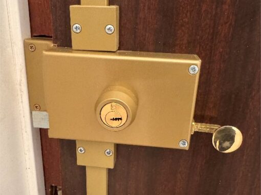 Porte claquée à la radio à Colombes