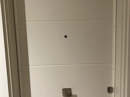 Ouverture de porte claquée avec cornière antipince à Asnières-sur-Seine