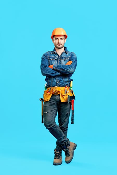 Photo serrurier sur fond bleu en habit de chantier